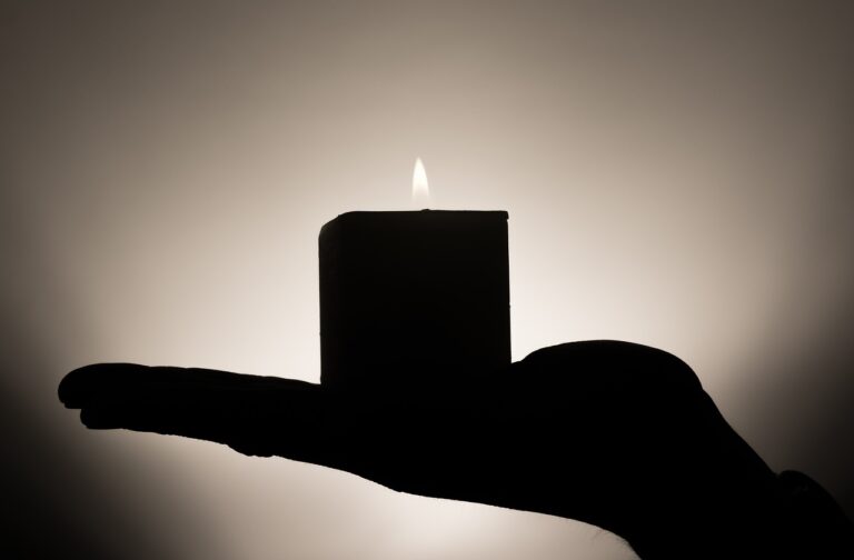 O que é amarração amorosa: Entenda o significado e os riscos desse ritual